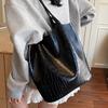 Simple and large-capacity bag women's 2025 summer new lightweight Tongkan shoulder bag high value tote bag bucket bag