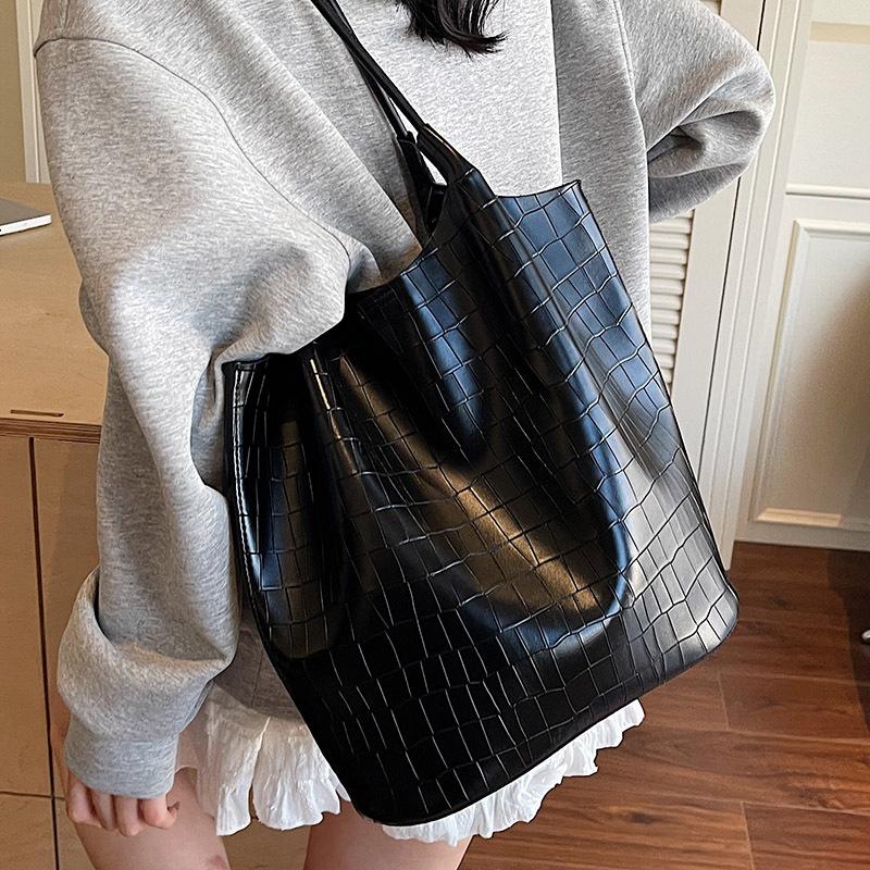Simple and large-capacity bag women's 2025 summer new lightweight Tongkan shoulder bag high value tote bag bucket bag