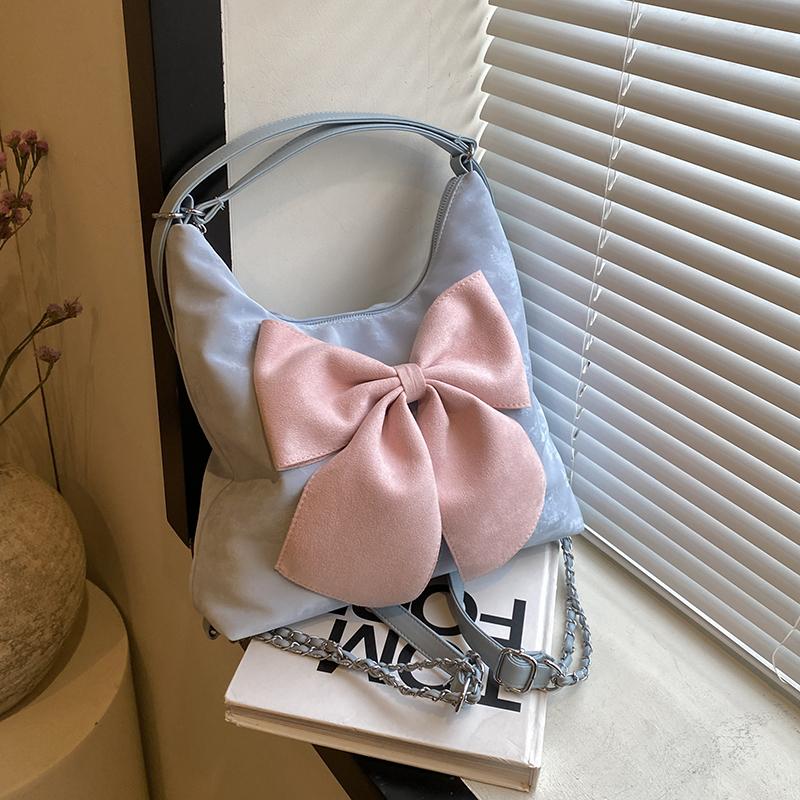 

Большая сумка через плечо из искусственной кожи с бантом, множество вариантов расцветок, красивый чистый бант.