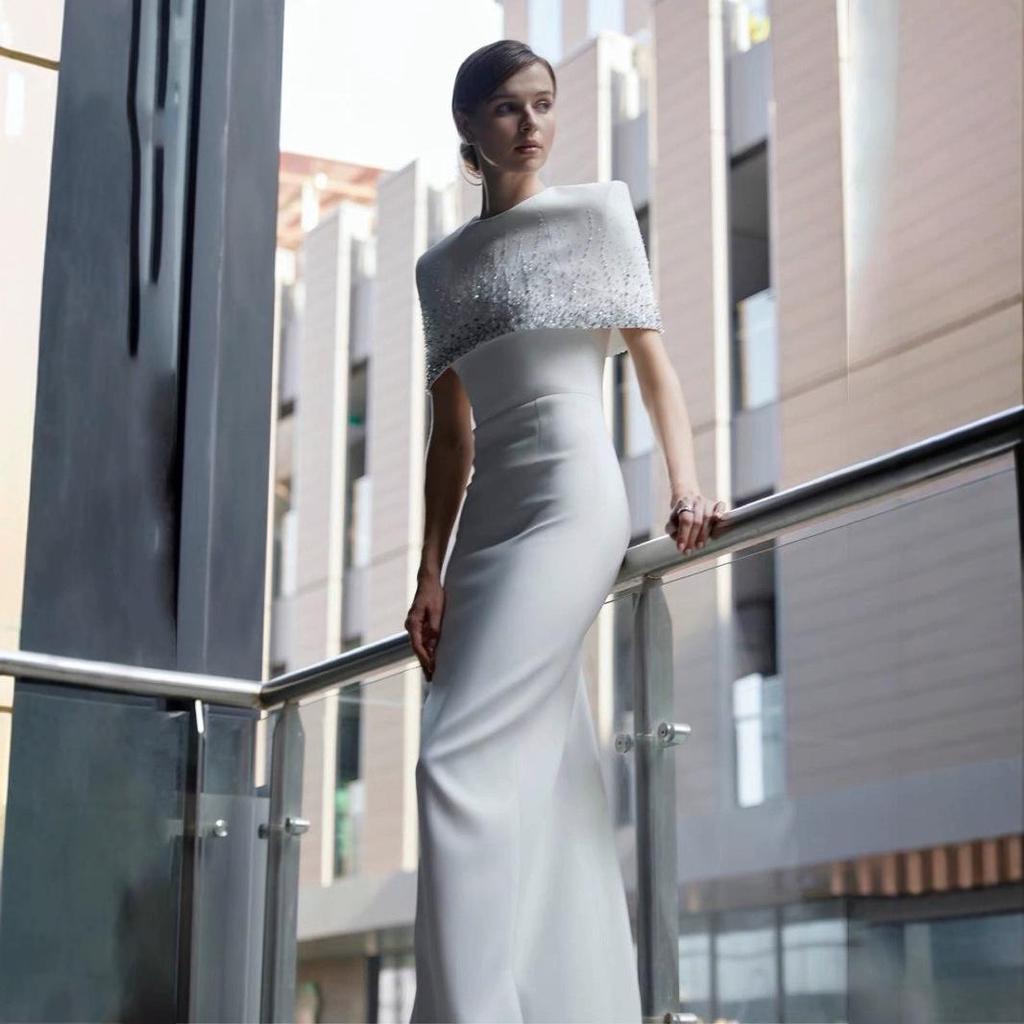 Elegancka biała wietnamska suknia wieczorowa z peleryną z koralików