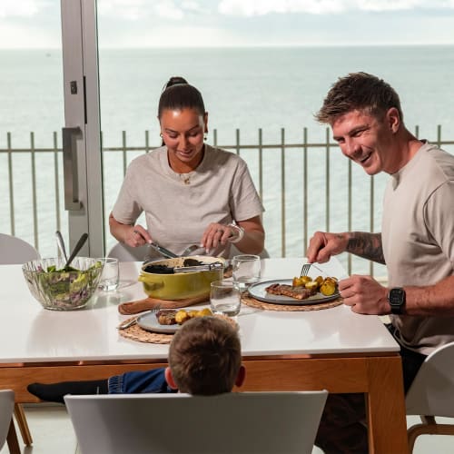 TrendPlain 16 oz/470 ml Cooking Oil Spray - 2-in-1 Oil Spray Bottle & Dispenser, Kitchen Gadget for Air Fryers, Salads, and BBQs, Black & White