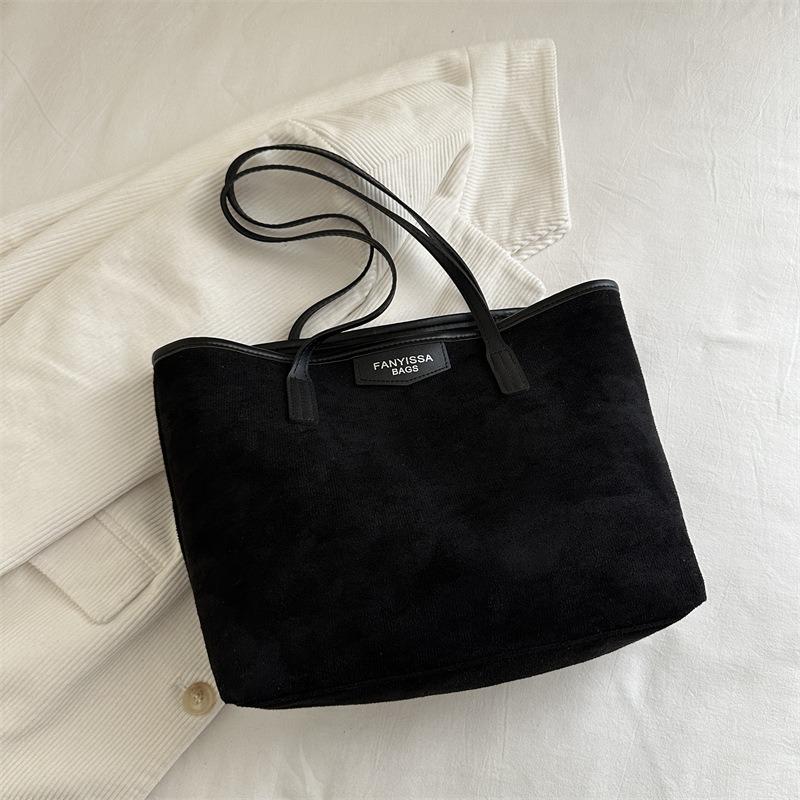

New retro tote bag women s summer high value large capacity fashion niche commuter shoulder armpit bag