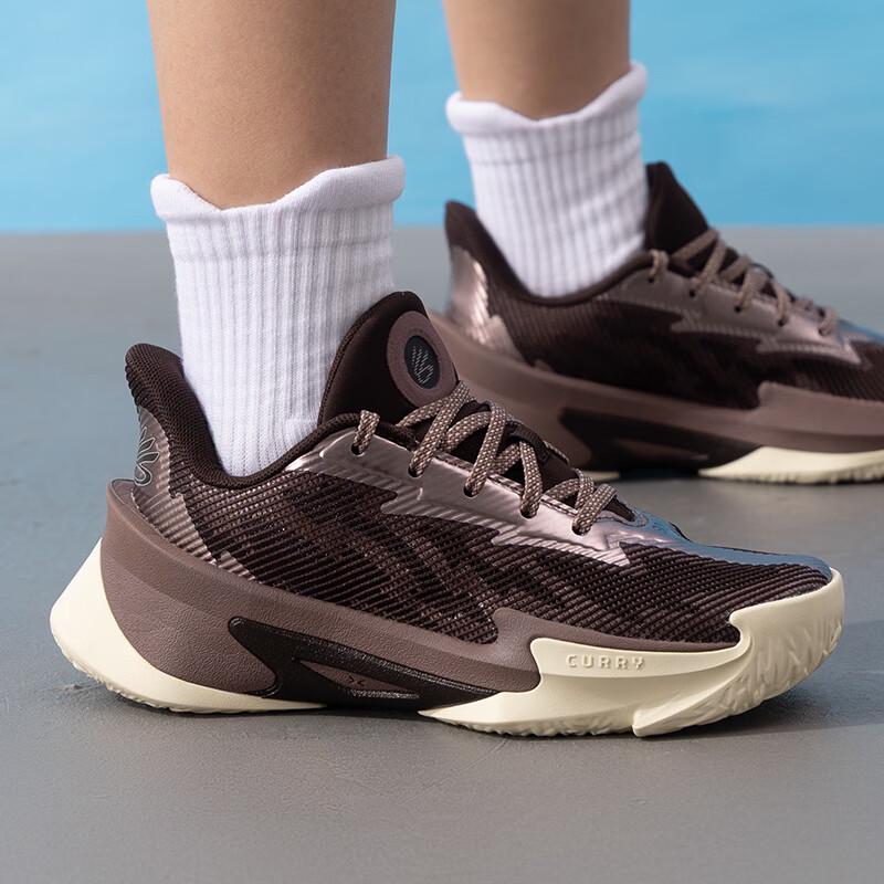 Женские баскетбольные и тренировочные кроссовки Under Armour