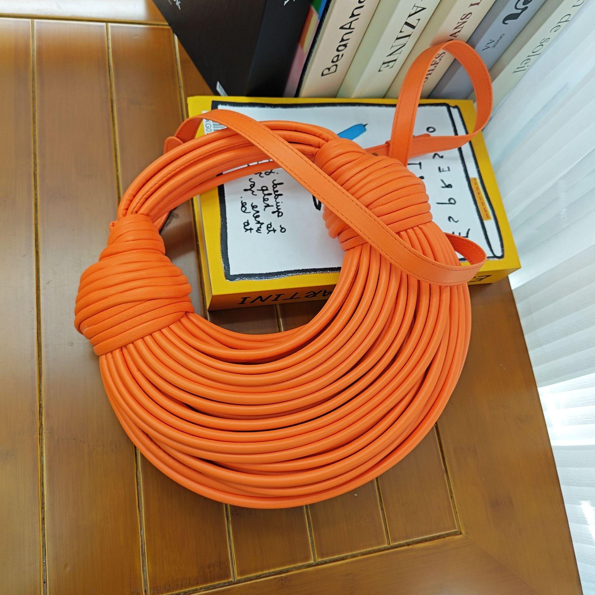 

Женская 2025 Высококлассная Нишевая Плетеная Сумка Ручной Работы - Модный Дизайн Кроссбоди