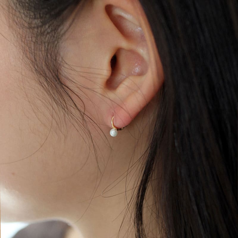 

modernlike 14k gold-filled silver mini pearl one-touch earrings Yellow Gold