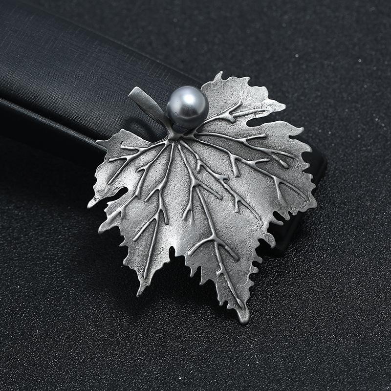 

Women Girls Silver Color Flower Leaves Pearl Enamel Pins Brooches Classic Vintage Plant Series Badges Corsage Cloth Coat Jewelry