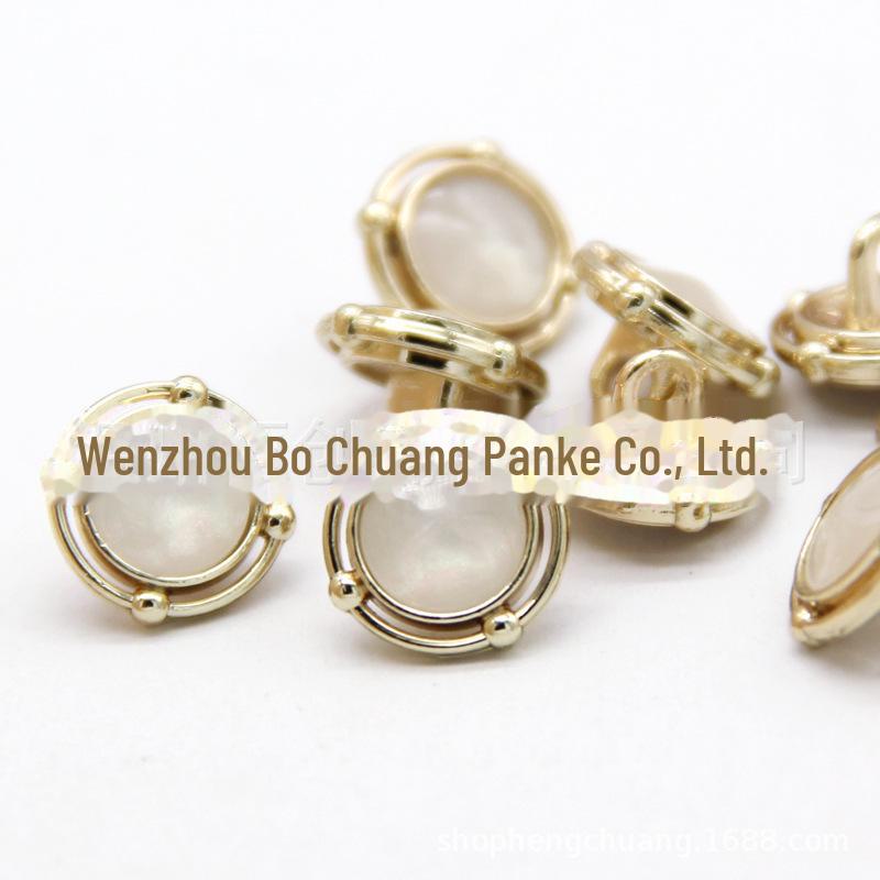 

Комбинация запонок с полым жемчугом и пуговицами для воротника в стиле Hengchuang Xiaoxiang