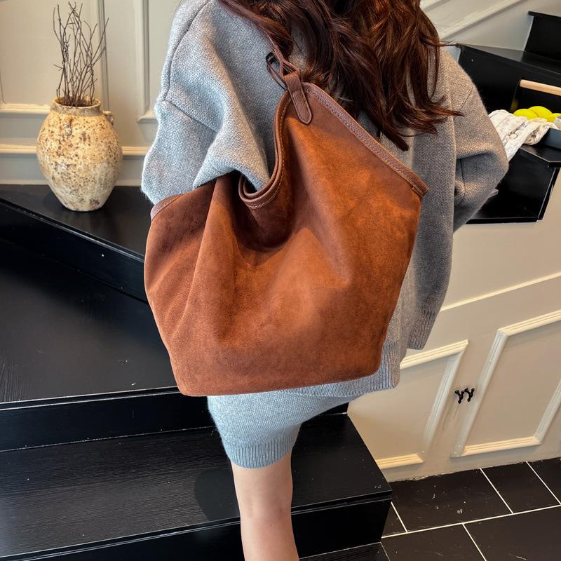 

Осенне-зимняя ретро сумка большой вместимости женская 2025 новая модная сумка-мессенджер для работы, высококлассная портативная сумка-тоут коричневый