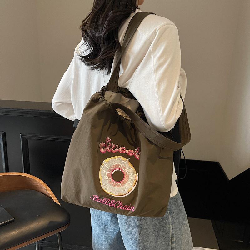 Trend fashion niche design shoulder bag women's 2025 spring new personalized lightweight portable messenger tote bag