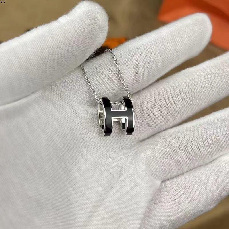 Dámský vysoce kvalitní smaltovaný náhrdelník Hermes s písmenem H, 18K růžové zlato, univerzální neblednoucí přívěsek na klíční kost