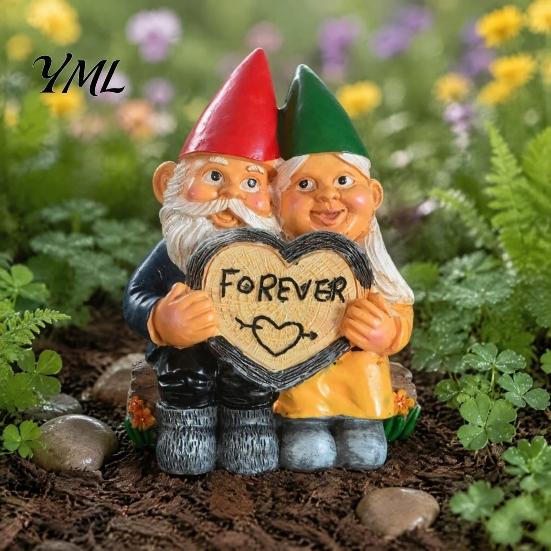 Cute Dwarf Figurines with Heart Sign Garden Gnome Couple Figurine for Outdoor Decoration, Resin Sculpture Patio Yard Waterproof Decorations Lawn Porch