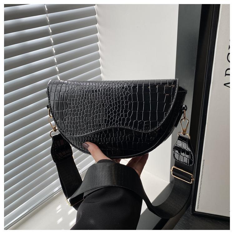 

Французская нишевая сумка женская 2025 новая фактурная сумка-мессенджер тисненая сумка-седло модная сумка на плечо с узором под аллигатора чёрный