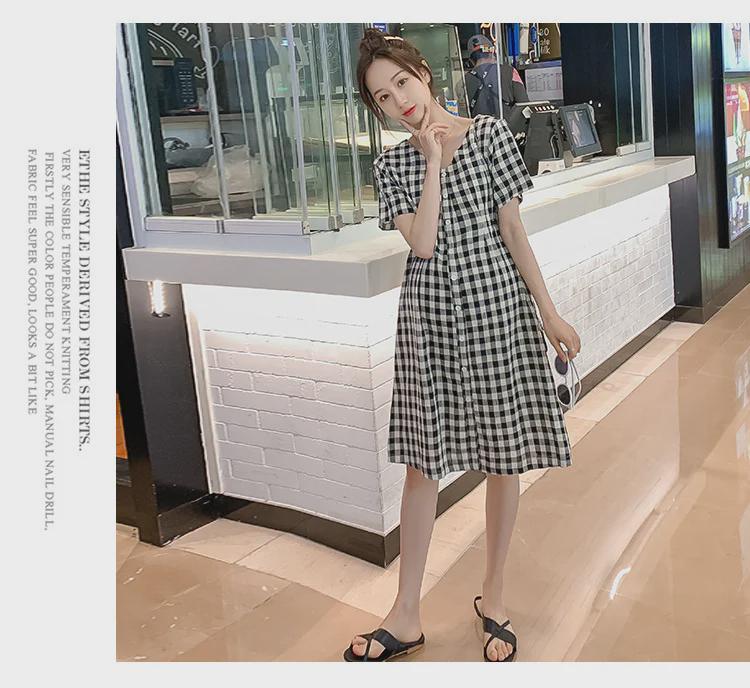 2023 Neues koreanisches Umstandskleid mit V-Ausschnitt und Karomuster – mittellang, kurzärmelig, lockere Passform