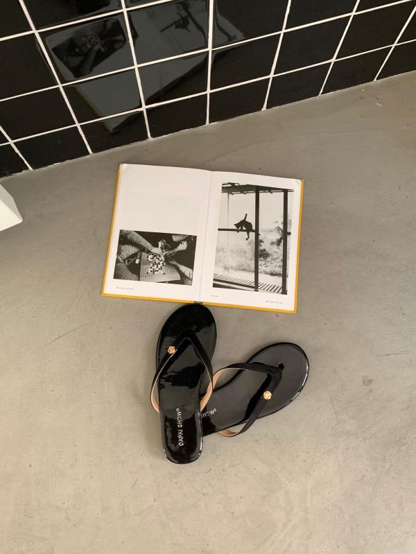 Fashion Low Rivet Beach Shoes Woman's Slippers Luxury Slides Rubber Flip Flops Sabot 2025 Flat Designer Hawaiian Summer Soft Metal Decor