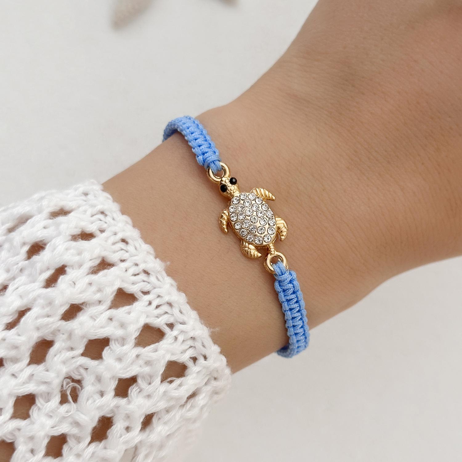 Handgefertigtes geflochtenes Seilarmband mit Strass-Einlage für Damen Boho Metall Schildkröten-Anhänger Gewebte Kette Sommerparty Schmuck Modisches Geschenk beige