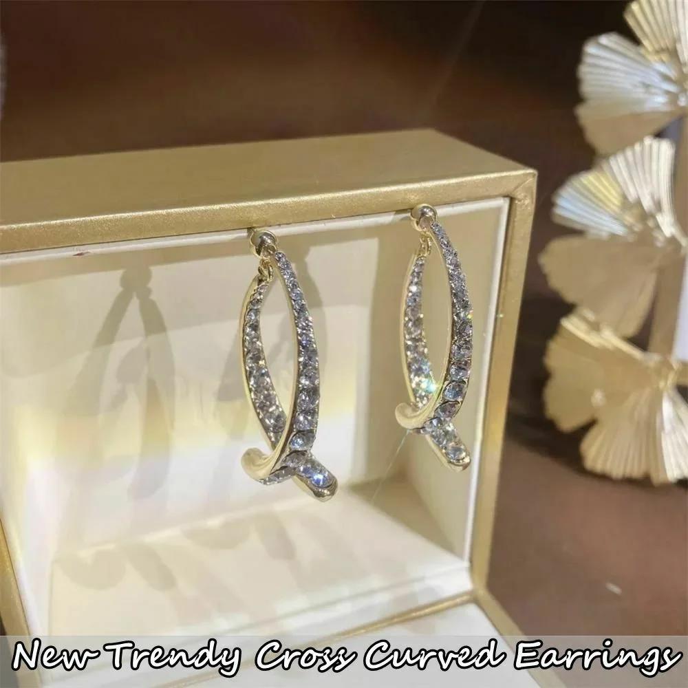 Orecchini coreani a forma di croce curva placcati in lega d'oro 18k Orecchini pendenti curvi Gioielli in zircone Regali per donne