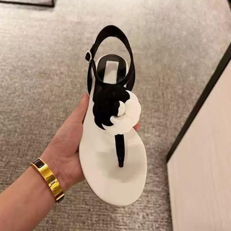 Sheepskin Version~ New Xiaoxiangfeng Camellia Flip-flops Women's One-character Buckle Belt Leather Color Matching Flat-toed Sandals