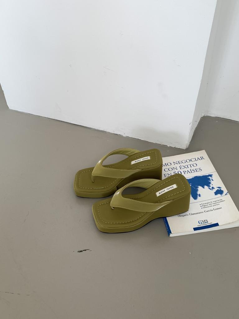 Versatile flip-flops toe slippers women's 2025 summer new European and American square head Internet celebrity sexy slope heel square head cool sl