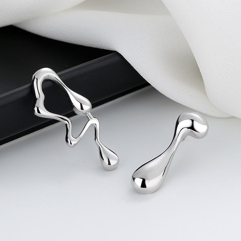 Elegant 18K Gold Stud Earrings with Modern Luxury Design