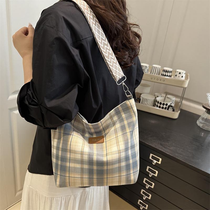 Stilvolle, schlichte und geräumige Umhängetasche mit Karomuster in Kontrastfarben, vielseitige Pendler-Sommer-Neuheit, Tragetasche für Damen