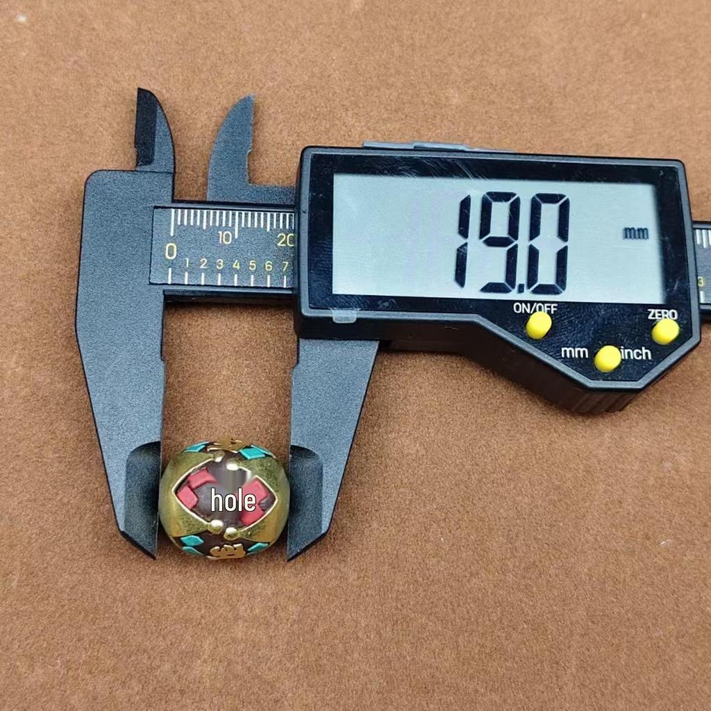 Nepalski Ręcznie Robiony Naszyjnik z Sześciosylabową Mantrą z Mosiężnymi Inkrustowanymi Koralikami