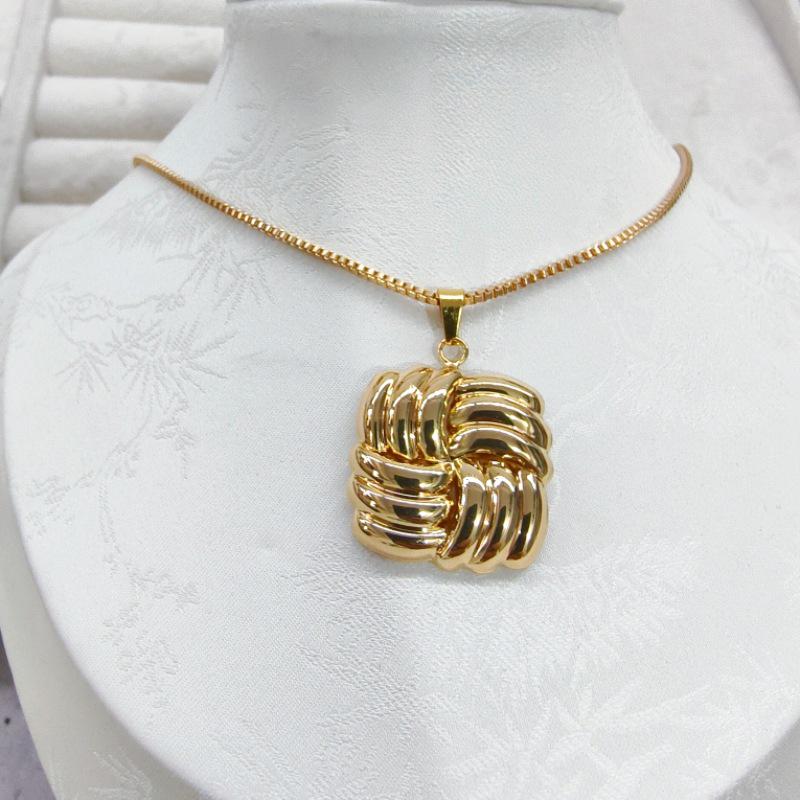 Elegant European & American Luxurious Geometric Twist Earrings & Necklace Set