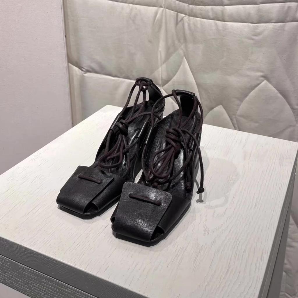 Niche retro straps hollow high-heeled sandals women's new summer thick-heeled bag head Roman sandals