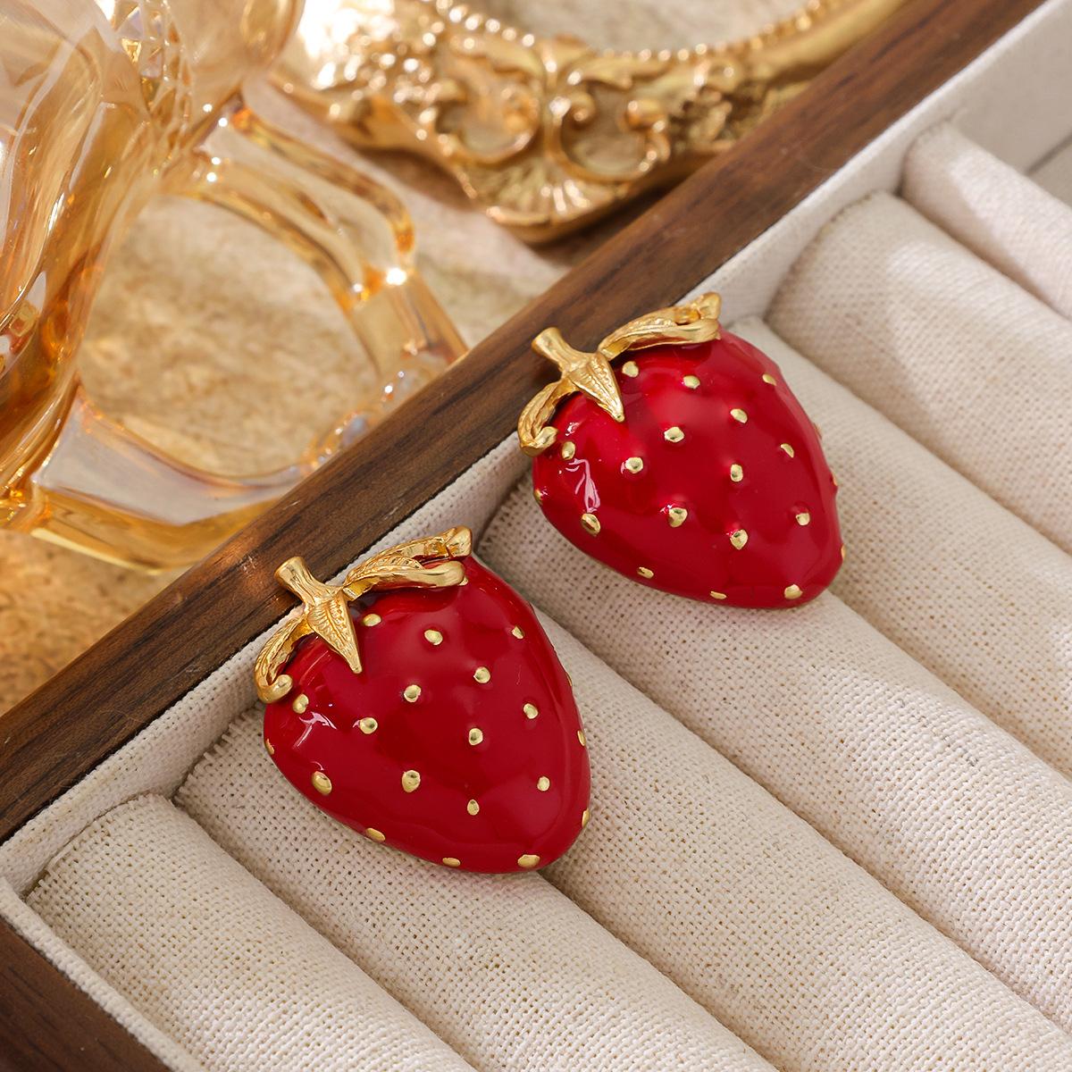 

Retro Western Style Niche Design Red Enamel Glaze Strawberry Brooch Earrings Earclip Set Personalized Simple Jewelry