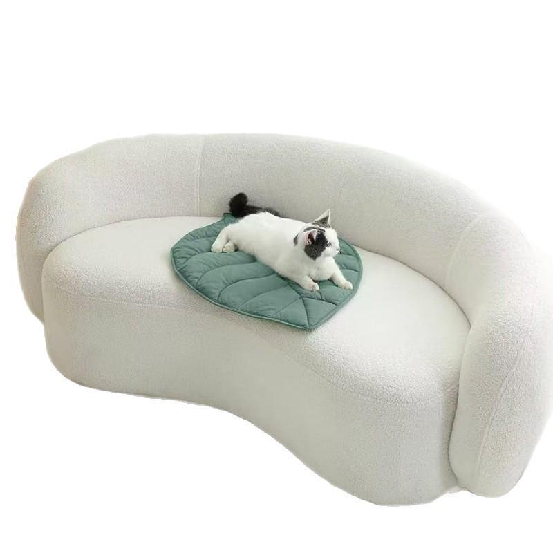 Leaf-Shaped Pet Mat: Cozy, Thickened Maple Leaf Mat for Small Cats & Dogs