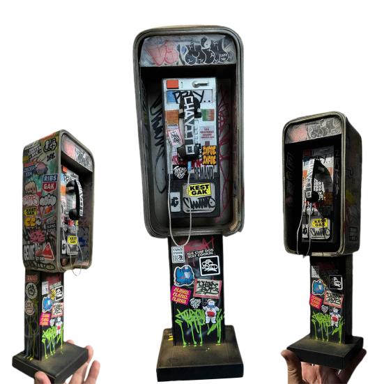 Miniature American Payphone Decoration 1/12 Scale Vintage Mini Graffiti Payphone Model Dollhouse Urban Street Phone Home Office Ornament