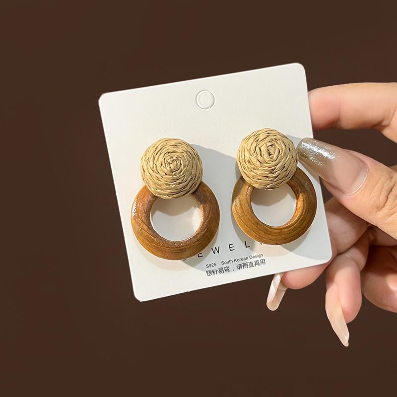 European Retro Geometric Raffia Earrings: Vacation-Style Wooden Hollow Long Accessories for Women