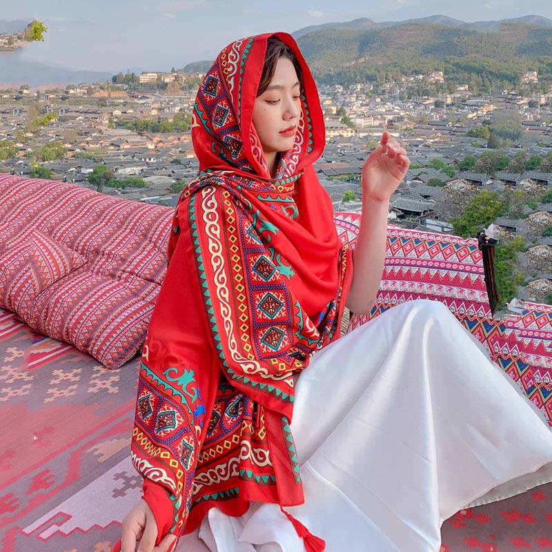 Letní foto z cesty k jezeru Qinghai v etnickém stylu červené slané jezero Chaka velký šátek hedvábný šátek pouštní teplý šátek dámský