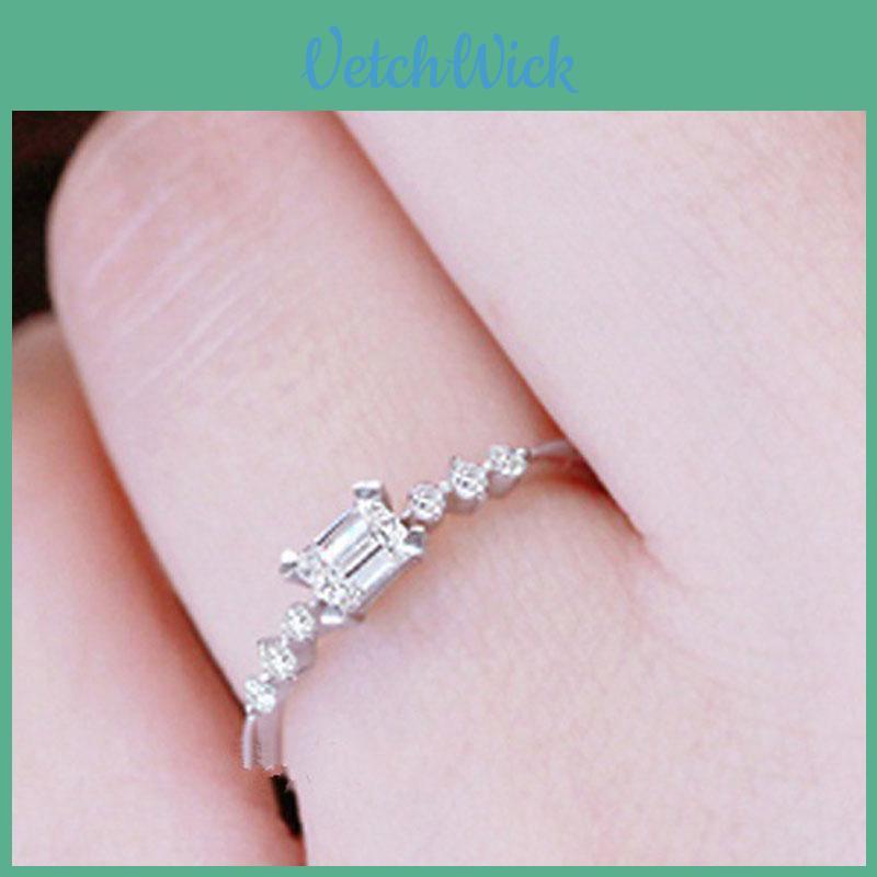 Exquisiter versilberter Ring mit quadratischem weißen Saphir und natürlichen Edelsteinen für zeitlose Eleganz