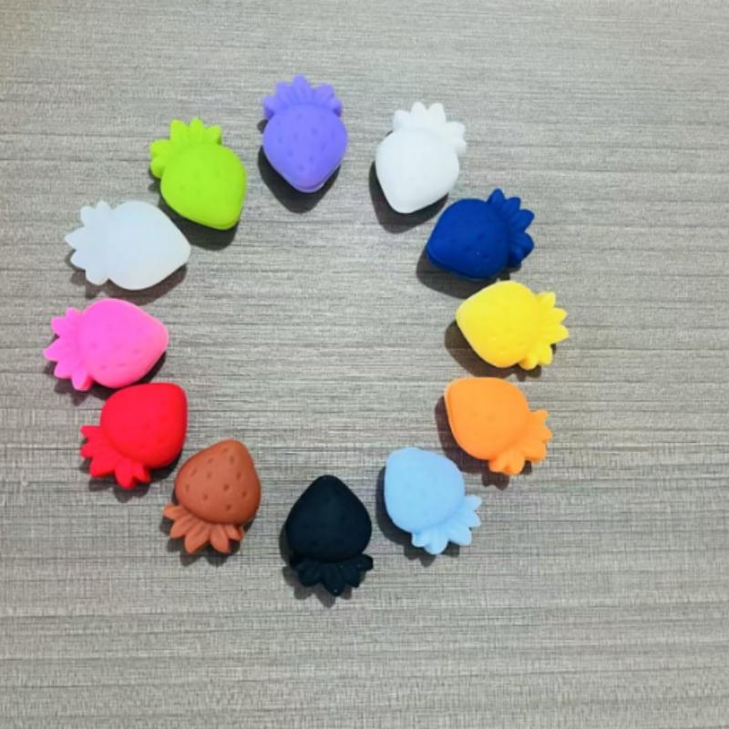 Segnabicchiere in silicone multicolore per vino rosso, ideale come ciondolo identificativo per bicchieri, etichette per feste e articoli per feste.