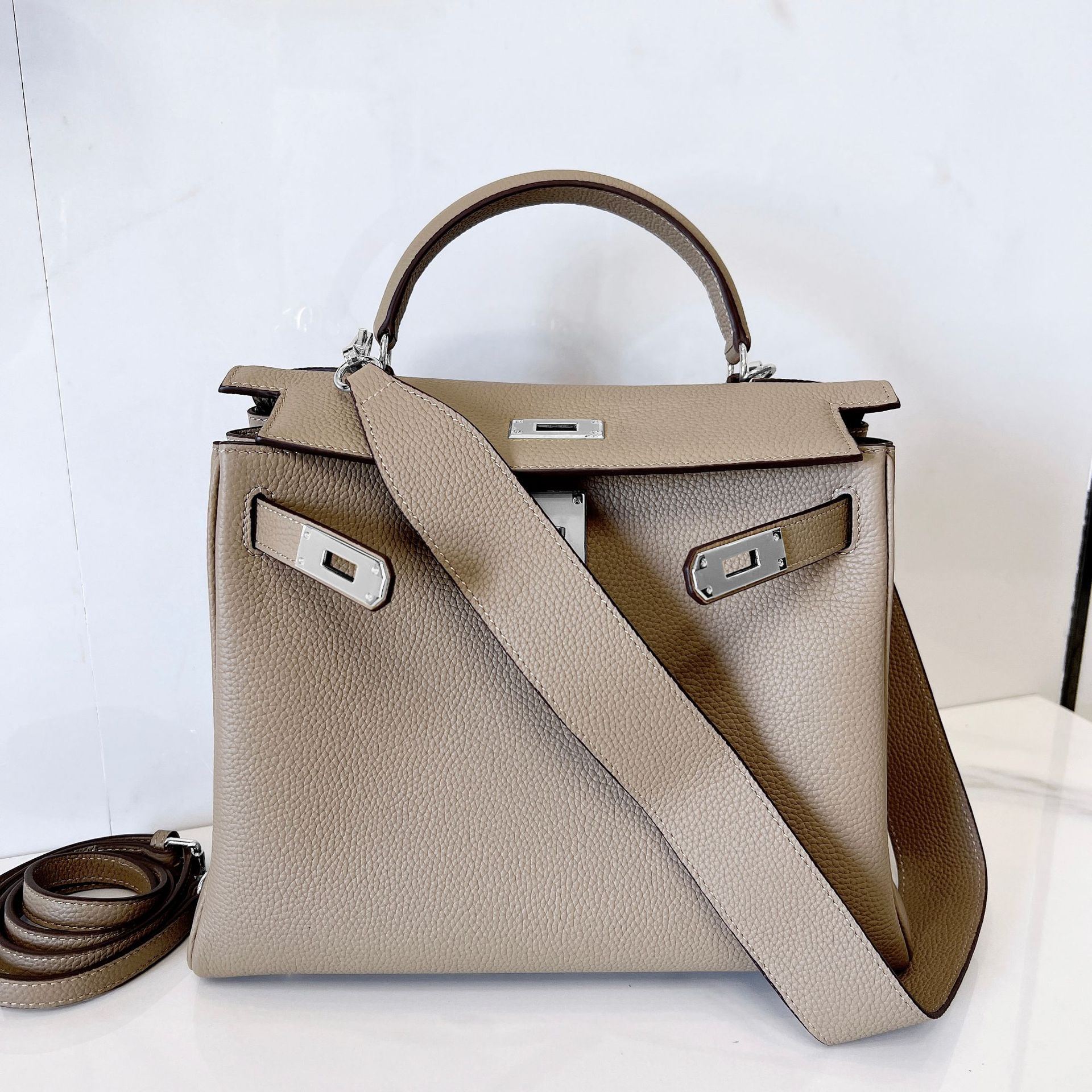 

Genuine Leather Women s Bag With Wool Lining New Style Togo Top Layer Cowhide High-end Sense Wide Shoulder Strap Single Shoulder Handbag 25x20x11cm серый