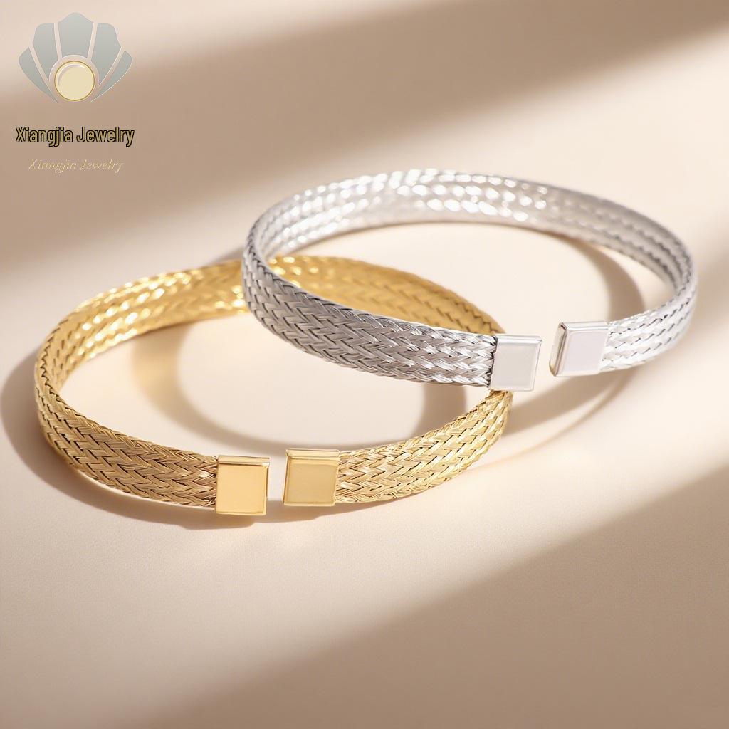 Bracciale Aperto in Acciaio Titanio High-End Europeo-Americano: Bracciale Intrecciato Semplice e alla Moda, Placcato Oro, Lusso Leggero