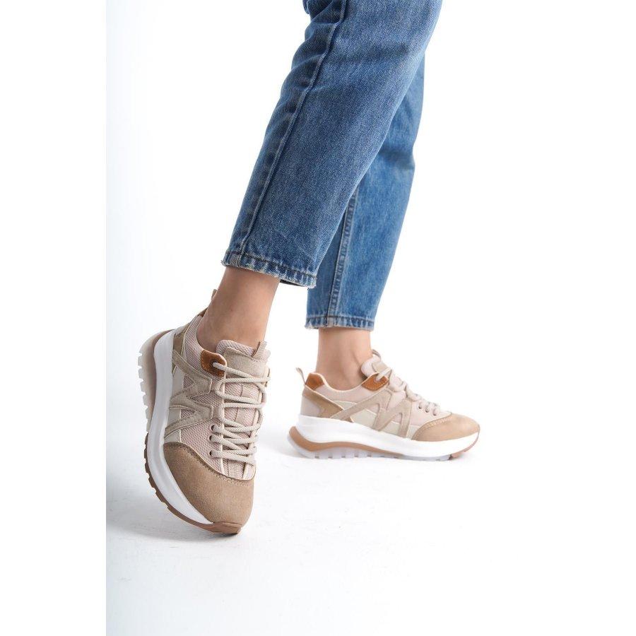 

Женские кроссовки на толстой подошве