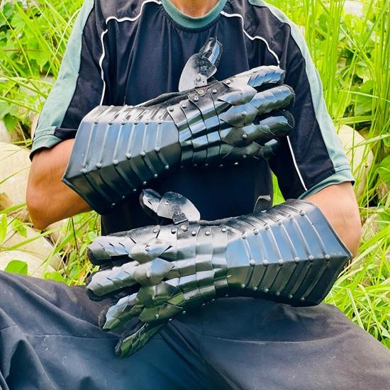 40.64 cm Medieval Knight Nazgul Gothic Gauntlet Gloves Pair Dark Blackened Gloves Best Halloween Gift