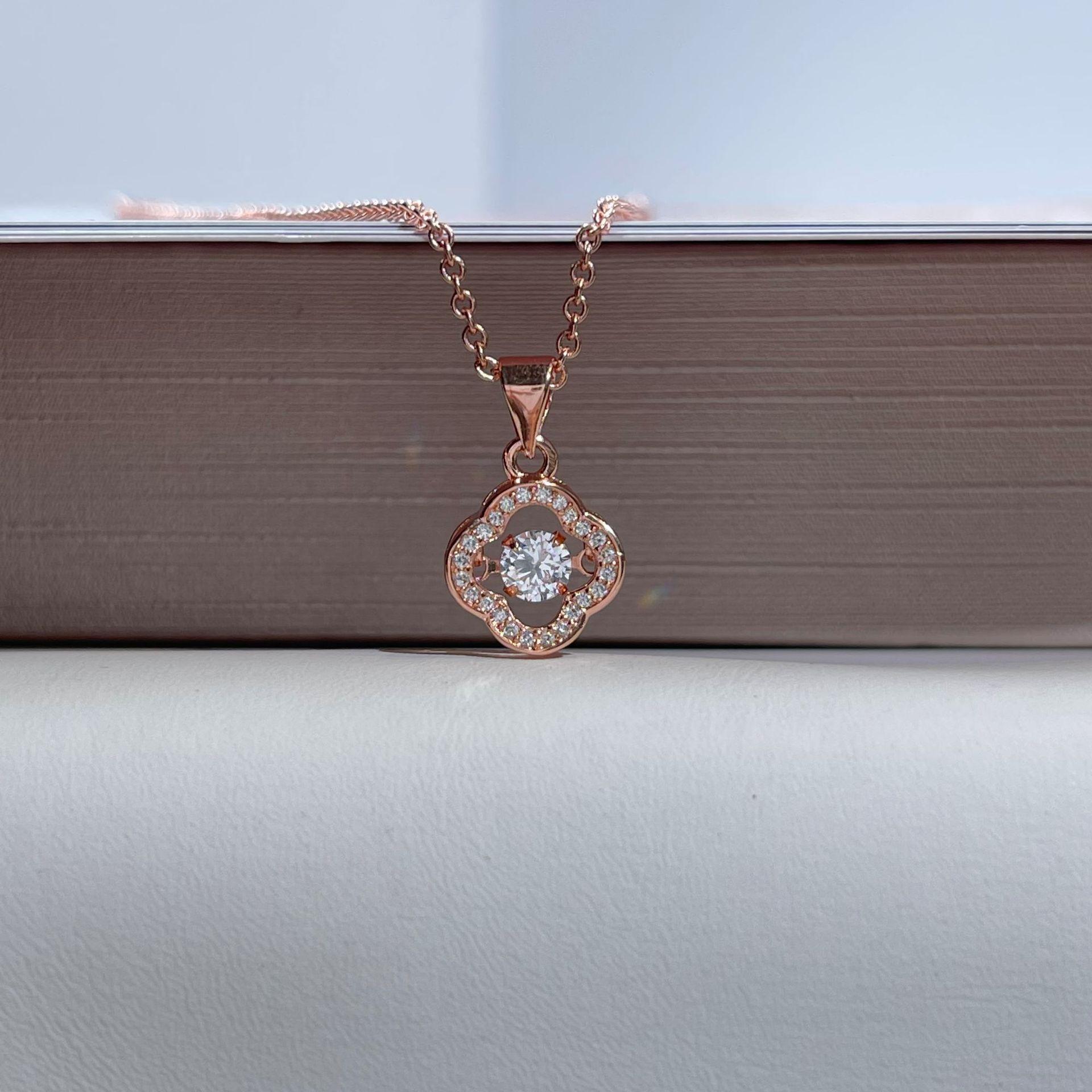 

Бьющееся сердце посылает девушку, время приходит и уходит, бьющееся сердце, изящное счастливое ожерелье из четырехлистного клевера.