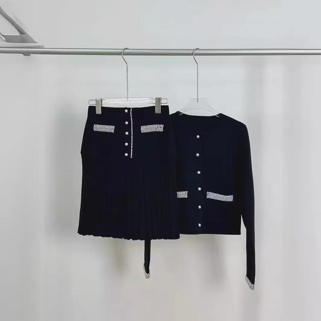 Håndlaget fransk perleskjørt - Elegant vårstil med plissert kant for et chic utseende.