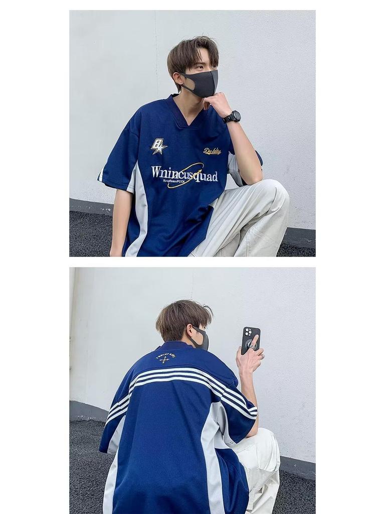 Camiseta de Béisbol Bordada Retro con Cuello en V - Manga Corta, Corte Holgado, Estilo para Parejas.