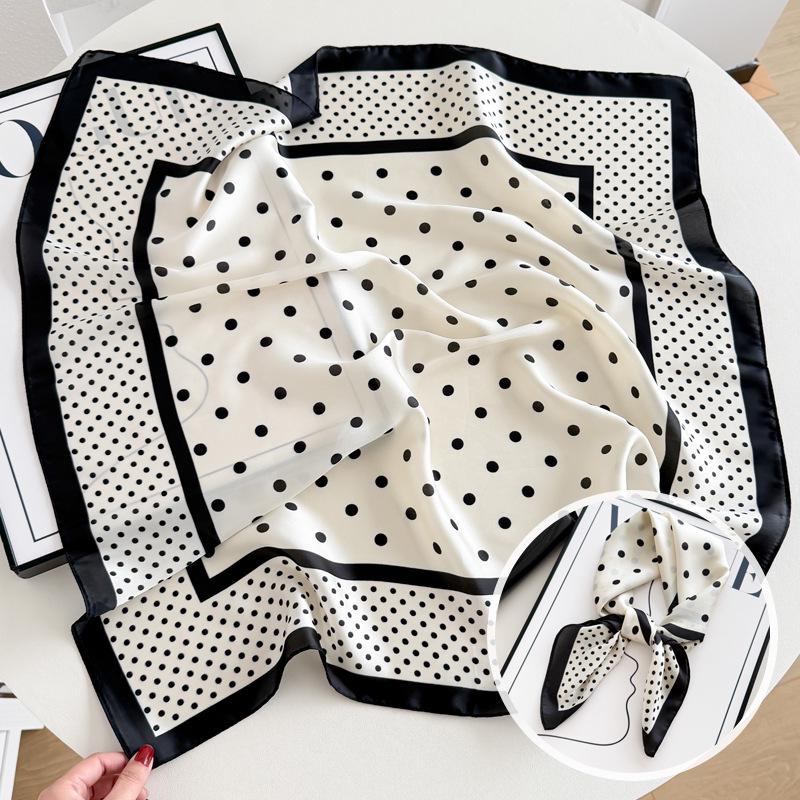 Damski jedwabny szalik w koreańskim stylu: Wszechstronny kwadratowy szalik z kamelią na wiosnę i jesień - do noszenia na szyi, na torebce lub we włosach