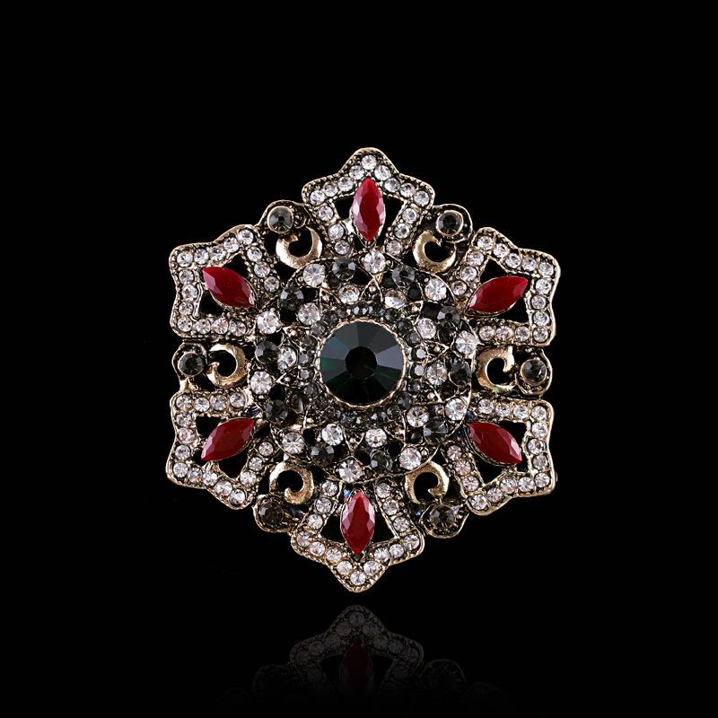 Europäische & Amerikanische Barock Retro Brosche: Hochwertige Hohl-Anstecknadel-Corsage für Weihnachtsbekleidung