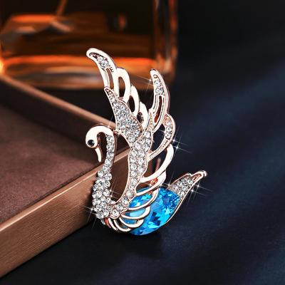 Spille di cristallo a forma di cigno che svolazza, stile coreano, per donne, temperamento, elegante, design di lusso, spille con uccelli e animali, gioielli e regali.