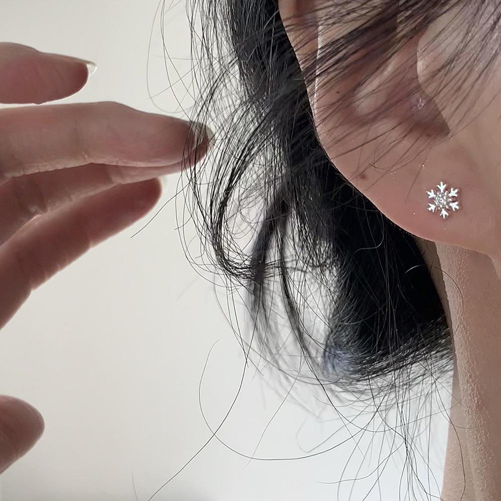 Flash Zircon Snowflake Stud Earrings: Elegant Women's Gift, Light Luxury & Versatile Fashion Design for Christmas.