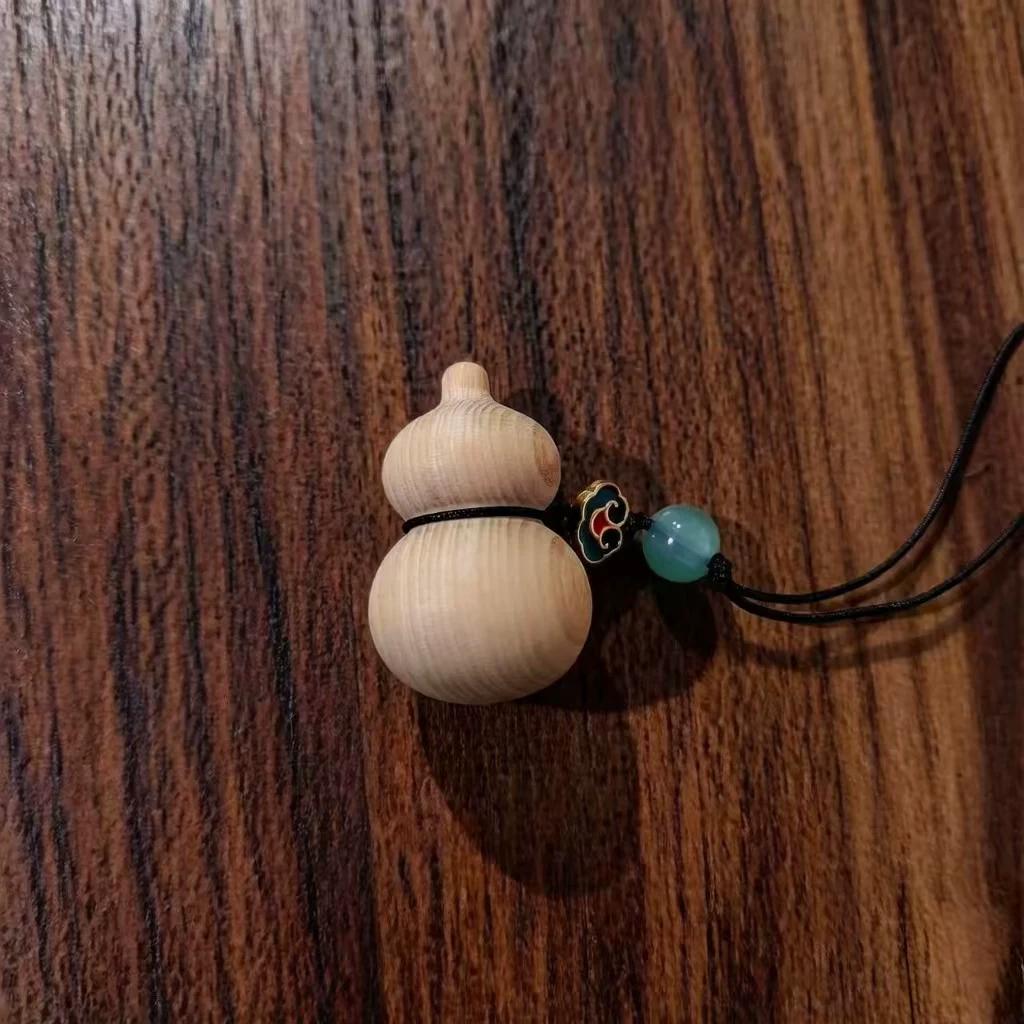 Natural cliff cypress wood carving, gourd-shaped mobile phone chain, keychain pendant Chinese Wood Carving Wood Statue Ornament Hand Carved Wood
