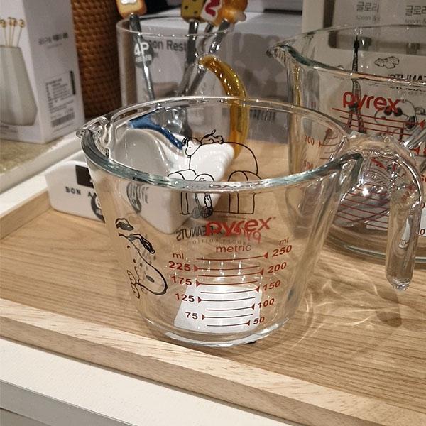 Pyrex Snoopy Friends Heat-Resistant Glass Measuring Cup 250ml One thing