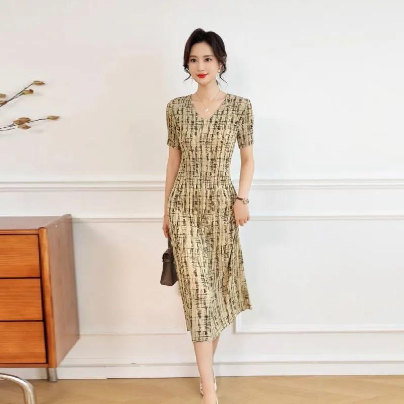

Women s Beige and Black Textured Midi Dress Casual V-Neck Short-Sleeve Pleated Dress XXXL бежевий