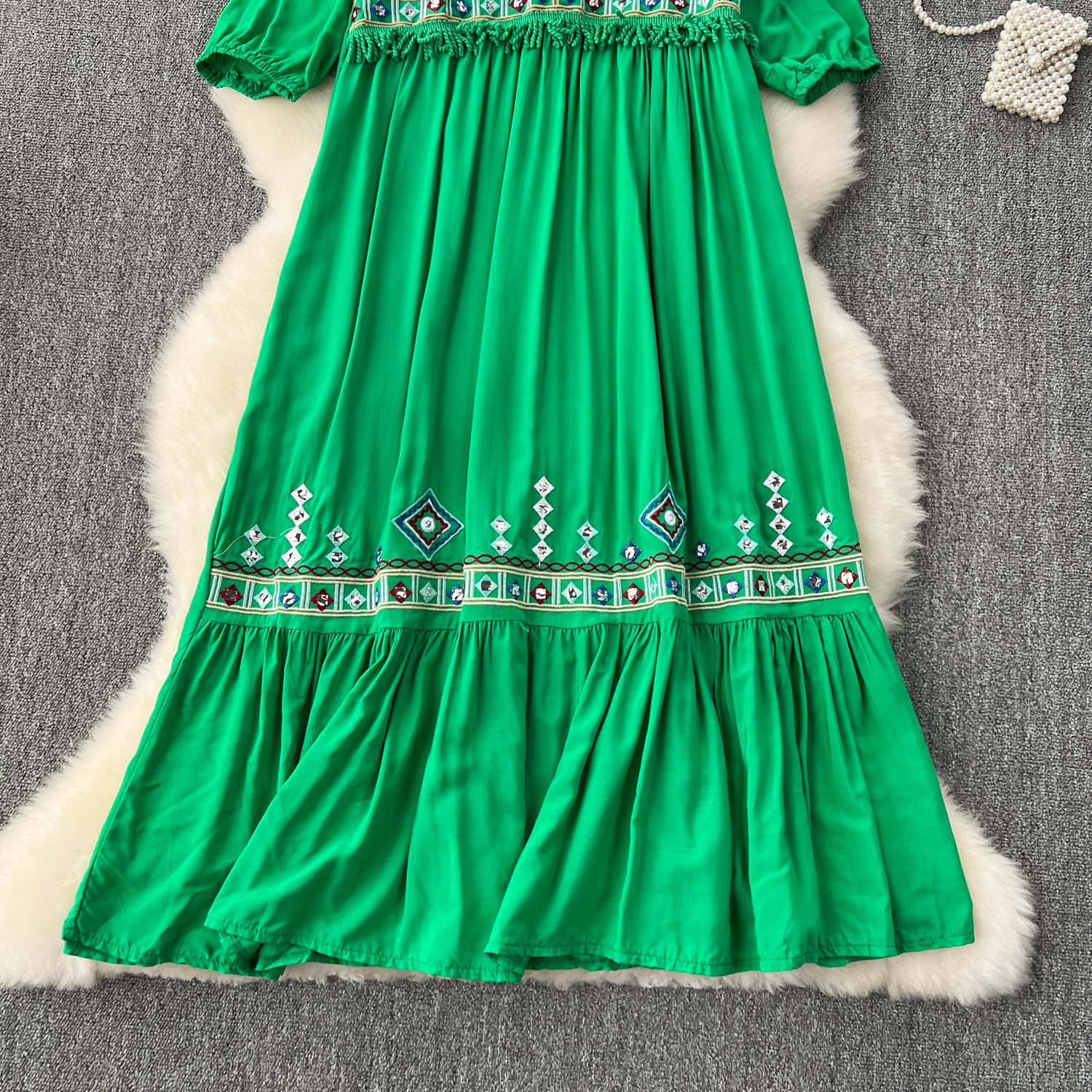 Свободные праздничные платья в этническом стиле с цветочной вышивкой — фото 6