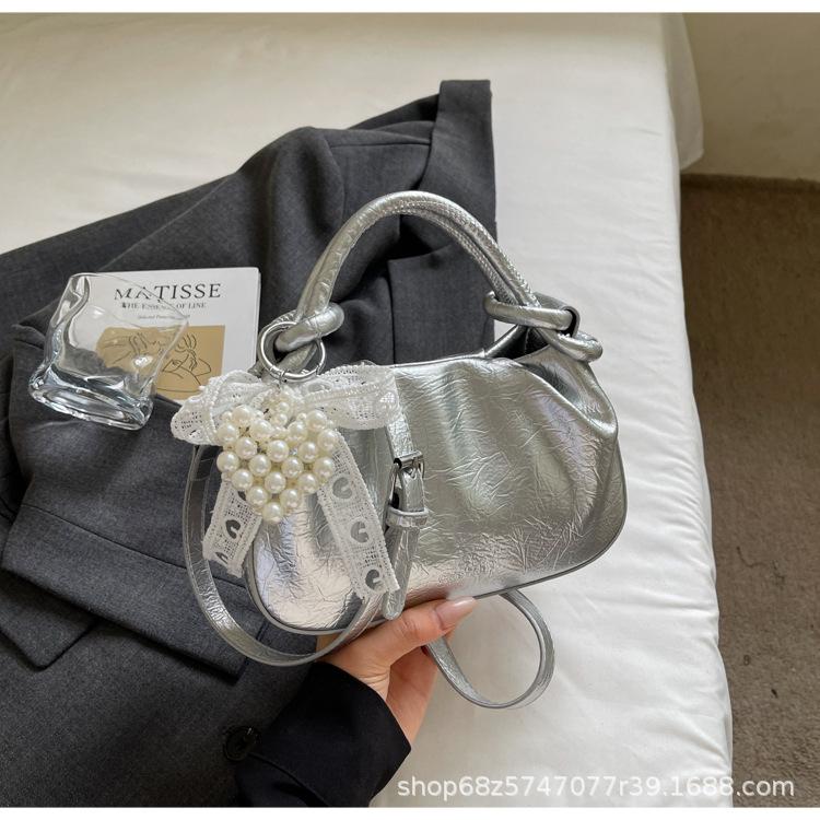 

Exquisite super fire small bag women s 2025 new summer versatile oily leather messenger bag fashionable portable pleated small bag